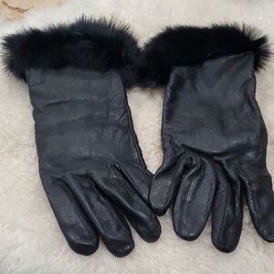 Elegant Black Leather Gloves with Fur Trim